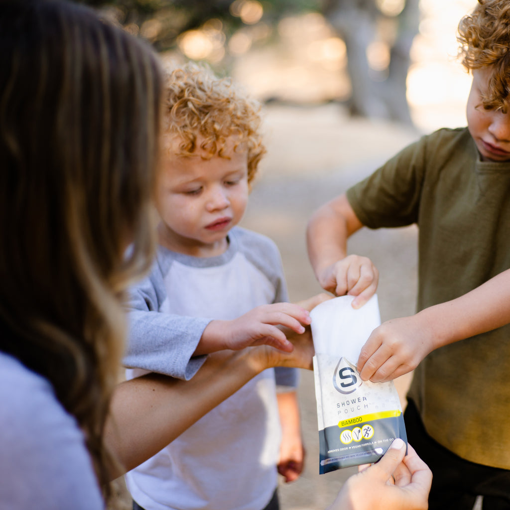 Kit de muestra de aventuras: 4 bolsas de ducha, 1 desinfectante para manos (60 %) y 1 bomba de baño