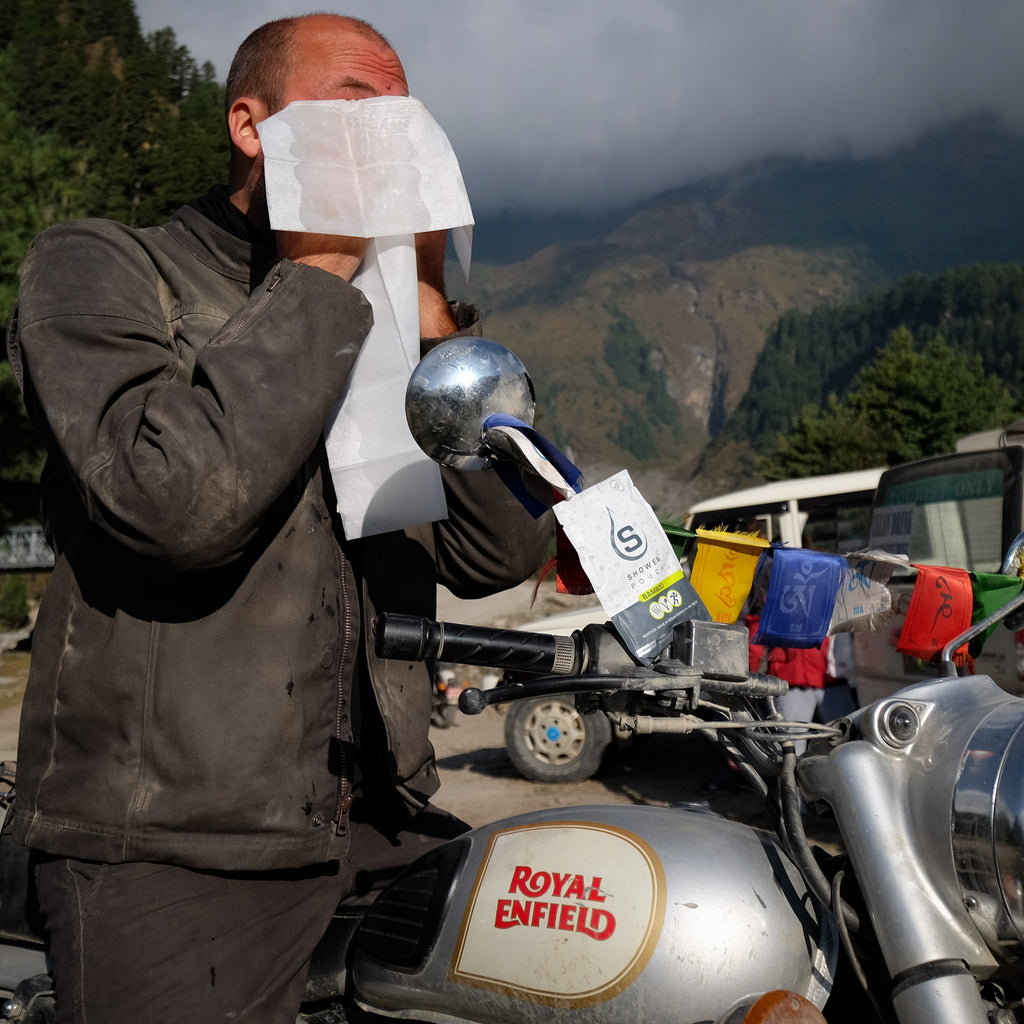 Kit de muestra de aventuras: 4 bolsas de ducha, 1 desinfectante para manos (60 %) y 1 bomba de baño