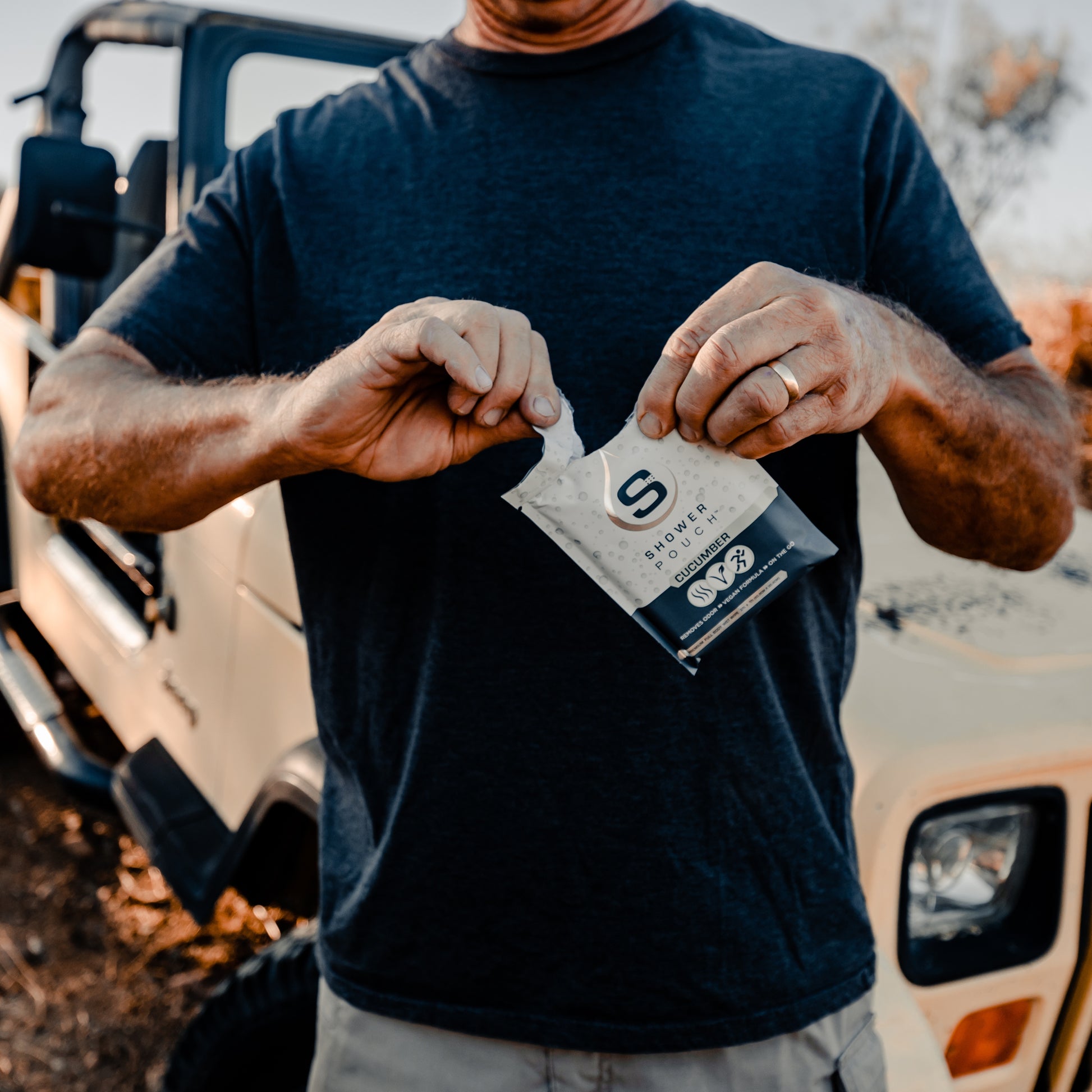 Kit de muestra de aventuras: 4 bolsas de ducha, 1 desinfectante para manos (60 %) y 1 bomba de baño