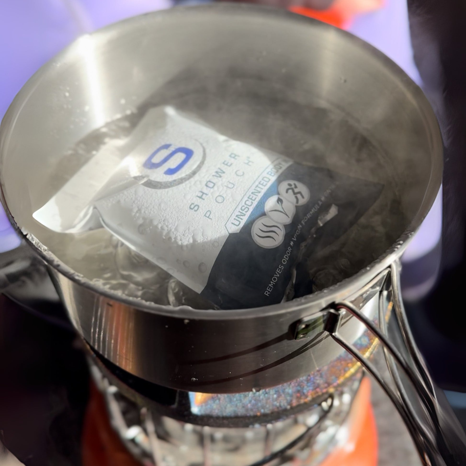 Kit de muestra de aventuras: 4 bolsas de ducha, 1 desinfectante para manos (60 %) y 1 bomba de baño